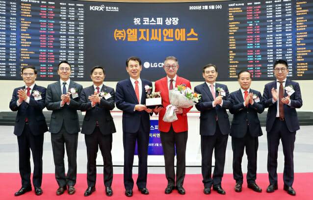 LG CNS 현신균 사장(왼쪽에서 5번째)과 한국거래소 정은보 이사장(왼쪽에서 4번째), 주간사 대표들이 LG CNS 상장기념식에 참석해 기념사진을 촬영하고 있는 모습 (사진=LG CNS)