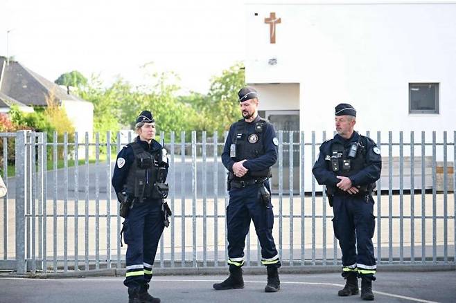 25일(현지시간) 프랑스 서부 낭트의 한 사립고등학교에서 칼부림 사건이 발생해 학생 1명이 숨지고 3명이 다친 가운데 경찰이 학교 앞을 지키고 있다. AFP 연합뉴스