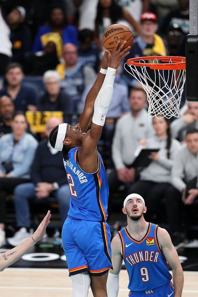 오클라호마시티 선더의 샤이 길저스 알렉산더가 15일 멤피스 그리즐리스와 벌인 NBA 플레이오프 1라운드 3차전에서 덩크슛을 시도하고 있다. 정규리그 MVP 후보인 그는 이날 31점을 올렸다. /AFP 연합뉴스