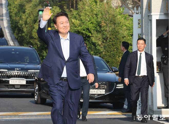 윤석열 전 대통령과 김건희 여사가 헌법재판소 파면 결정 후 일주일 만인 11일 오후 서울 용산구 한남동 대통령 관저를 떠나며 지지자들에게 손을 흔들어 인사하고 있다. 2025.04.11 전영한 기자 scoopjyh@donga.com