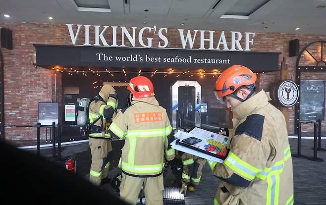 25일 서울 강남구 코엑스 내 입점한 식당에서 화재가 발생해 소방관들이 출동해 있다. 사진=연합뉴스