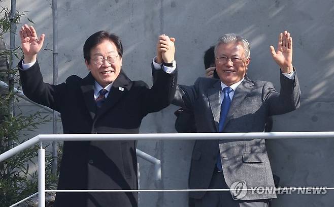 지난 2월 이재명 민주당 대선 경선 후보와 문재인 대통령(왼쪽부터)이 기념촬영을 하고 있다. 사진=연합뉴스