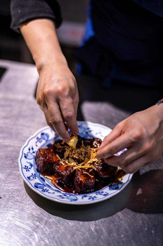 서울 성동구 성수동 식당 '플레이버타운'의 시그니처 메뉴인 족발튀김.