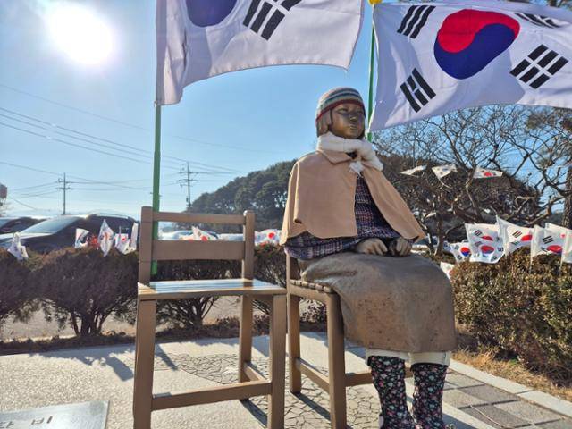 106주년 3·1절을 하루 앞둔 지난 2월 28일 강원 강릉시 저동 강릉 3·1독립만세운동 기념탑에 세워진 평화의 소녀상 주변에 태극기가 펄럭이고 있다. 뉴스1