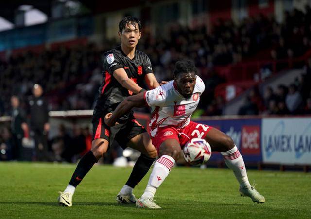 버밍엄 이명재(왼쪽)가 25일(한국시간) 영국 스티버니지의 라멕스 스타디움에서 열린 2024~25 잉글랜드 리그원 스티버니지FC와의 경기에서 수비하고 있다. 스티버니지=AP 연합뉴스
