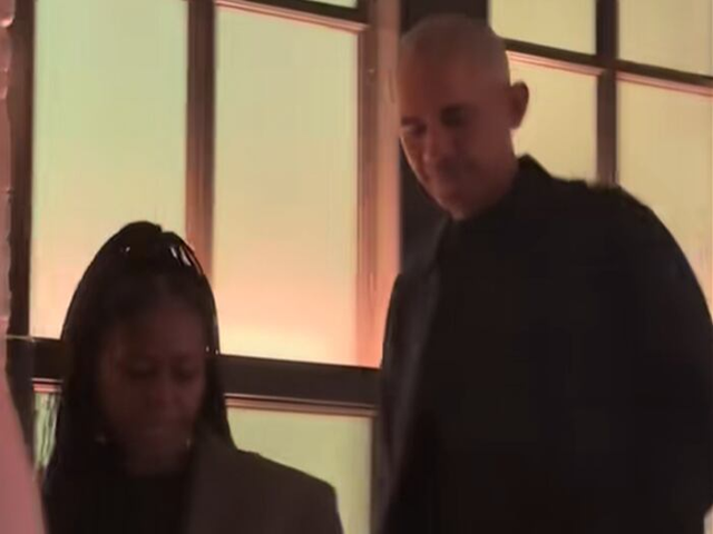 워싱턴DC의 한 레스토랑에서 버락 오바마 내외의 저녁 식사 모습이 포착됐다. 틱톡캡쳐