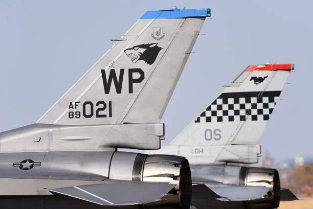 3월 19일 경기 오산 공군기지에서 주한미군 제36전투비행대대 소속 F-16 전투기 2대가 이륙 허가를 받기 전 나란히 주기돼 있다. 미 7공군 제공