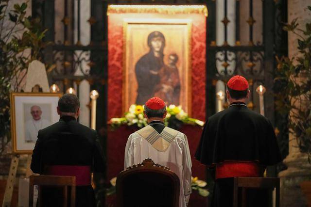 필리핀의 안토니오 루이스 타글레(가운데) 추기경이 24일 이탈리아 로마 산타 마리아 마조레 대성당에서 기도를 올리고 있다. 로마=AP 연합뉴스