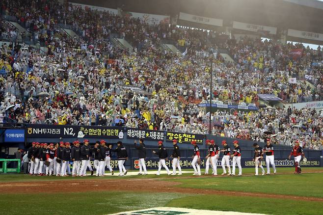 지난 19일 잠실 두산전을 승리한 KIA 선수단이 하이파이브를 하고 있다. KIA 제공