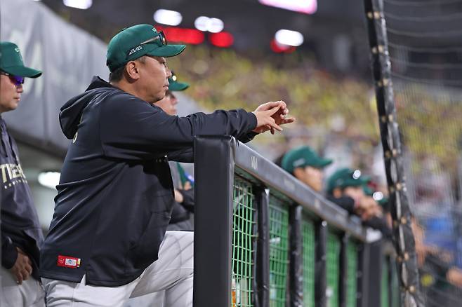 지난 17일 광주 KT 위즈전을 더그아웃에서 지켜보는 이범호 감독. KIA 제공