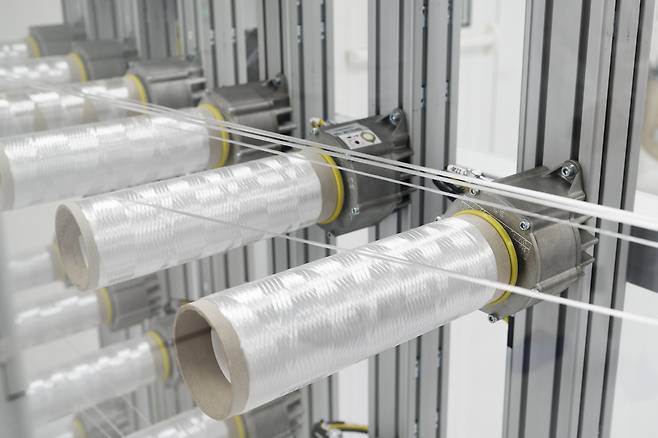 고순도 실리카를 초미세 섬유로 가공하는 과정. 실리카 섬유 한 층의 두께는 45마이크론으로 사람 머리카락보다 얇다. 사진 리차드 밀