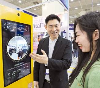 한 관람객이 바이오커넥트 부스에서 AI 기반 건강상태 측정 기술을 체험하고 있다. /이솔 기자