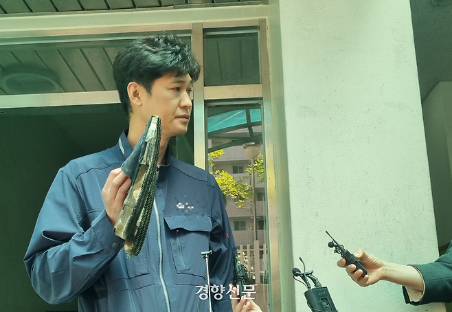 4층에서 불길을 피해 창문으로 추락한 A씨의 둘째 아들 정모씨는 25알 A씨가 집에서 사용하던 슬리퍼를 취재진에게 공개했다. 강한들 기자