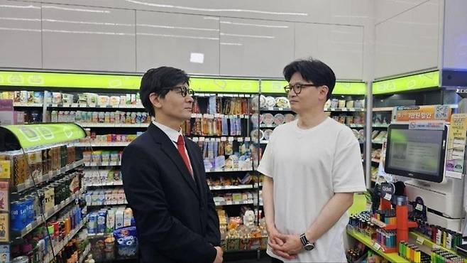 Han Dong-hoon (right), a presidential contender from the ruling People Power Party, poses with comedian Jung Sung-ho during the filming of "SNL Korea" at a convenience store set. (Courtesy of Han Dong-hoon’s Facebook)