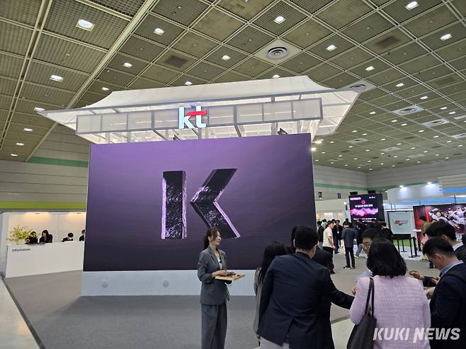 KT는 2025 월드IT쇼에서 전통 한옥으로 꾸민 ‘한옥 마당’ 콘셉트를 선보이며 한옥 기와와 지붕을 형상화한 입구와 대형 전광판을 설치했다.