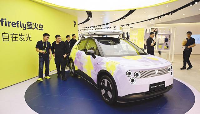 중국 전기차 업체 니오(NIO)의 신규 브랜드 '파이어플라이' 차량이 23일 상하이 국가전시컨벤션센터(NECC)에서 열린 '2025 상하이 국제 모터쇼' 부스에 전시돼 있다. 연합뉴스