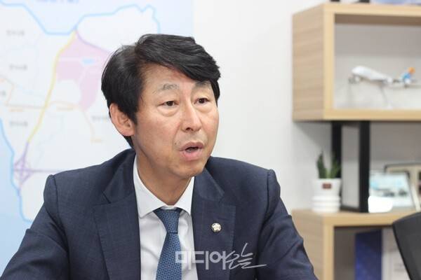 ▲이훈기 더불어민주당 방송·콘텐츠특별위원회 위원장이 23일 오후 서울 영등포구 여의도동 국회 의원회관에서 미디어오늘과 인터뷰하는 모습. 사진=금준경 기자