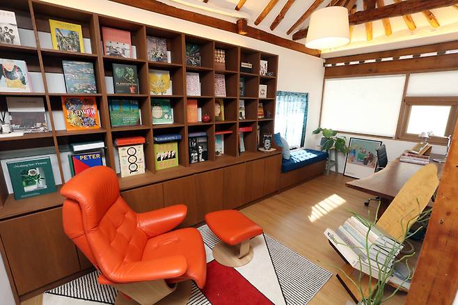 다양한 원서를 구비한 광주 한옥 북스테이 / 사진=에어비앤비