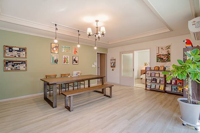 철마산 풍경을 바라보며 독서를 즐길 수 있는 경기도 남양주 에어비앤비 / 사진=에어비앤비