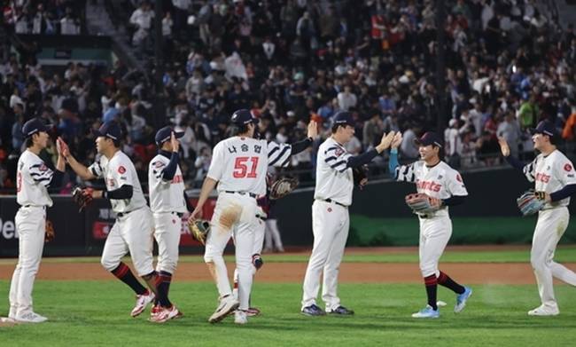 롯데는 8연승 중이었던 한화 이글스를 상대로 역전승을 거두며 박세웅의 역투에 화답했다. 사진=연합뉴스 제공