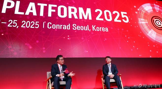 유효상 유니콘경영경제연구원 원장, 이상엽 한국과학기술원 연구부총장이 25일 영등포구 콘래드 서울 호텔에서 머니투데이 주최로 진행된 '2025 키플랫폼' 총회에서 '바이오테크 빅뱅: 대한민국발 혁신이 재편하는 글로벌 바이오 지형도'에 관한 대담을 하고 있다. /사진=김창현