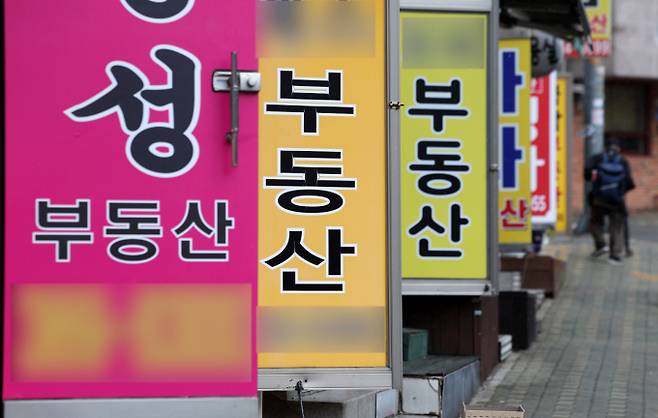 한국공인중개사협회가 추진 계획을 밝힌 '임장 기본 보수제'를 두고 소비자 반발 여론이 확산하며 논란이 커지고 있다. 사진은 지난 13일 오후 서울 시내 부동산 모습. /사진=뉴시스