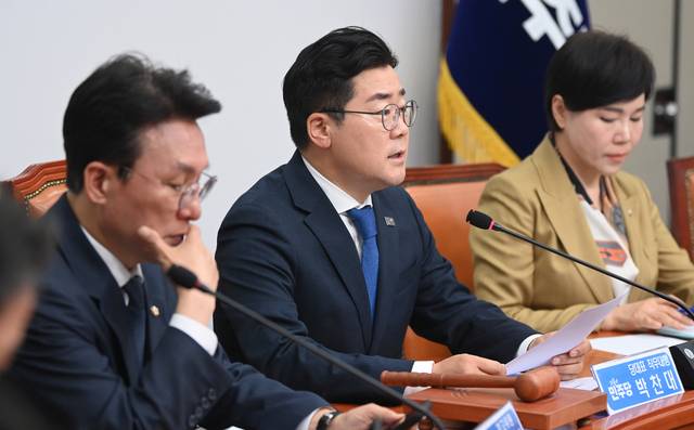 민주 최고위 박찬대(가운데) 더불어민주당 대표 직무대행 겸 원내대표가 25일 오전 국회에서 열린 최고위원회의에서 발언하고 있다. 박윤슬 기자