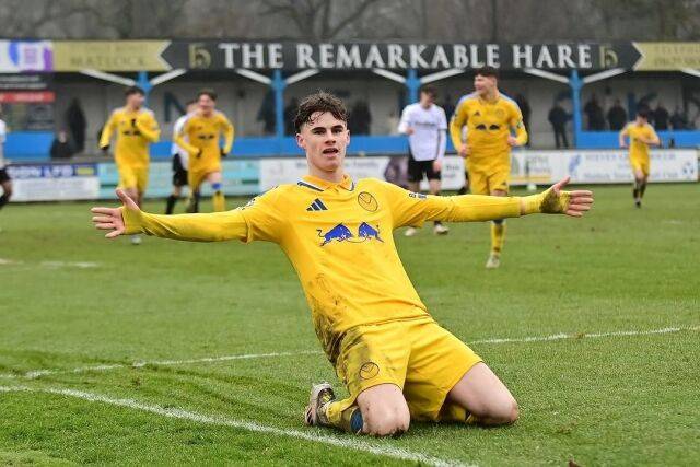 토트넘 아치 그레이의 동생인 해리 그레이. 16살에 1군 무대에 데뷔했다. /소셜미디어