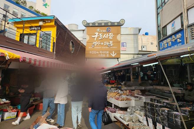 23일 오후 방문객으로 북적거리는 부산 북구 구포시장. 그곳에서 확인한 민심은 국민의힘과 더불어민주당 양당에 모두 비판적인 모습이었다. 양당 대선 경선후보에 대해서도 쓴소리가 적지 않았다. 부산=이영기 기자