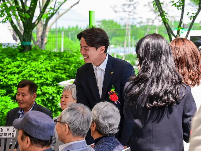 지역민들과 함께하고 있는 황 위원장 모습. 황 위원장 측 제공