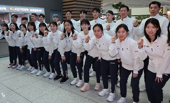24일 인천국제공항 2터미널에서 배드민턴 국가대표팀이 세계혼합단체선수권대회(수디르만컵) 출전을 위해 출국에 앞서 기념 촬영을 하고 있다. 연합뉴스