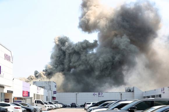 검은 연기 뒤덮인 코엑스 옥상 - 25일 서울 강남구 코엑스 2층 식당가 한 식당에서 화재가 발생해 옥상이 검은 연기로 뒤덮혀 있다. 뉴시스