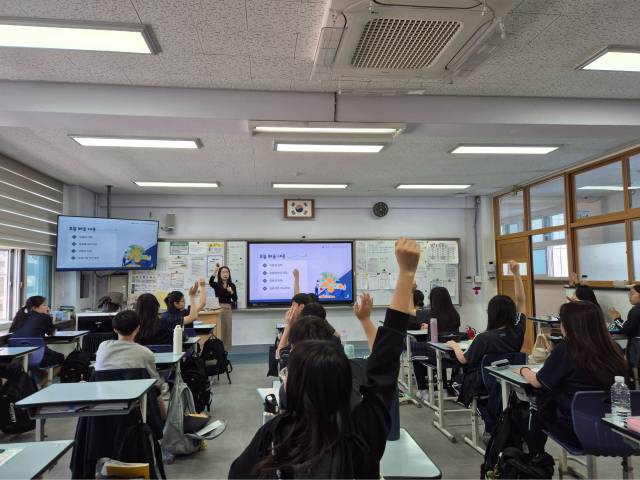 23일 서울 송파중학교 학생들을 대상으로 진행된 DB손해보험의 '자유학기제 금융교육' 모습. 사진제공=DB손보