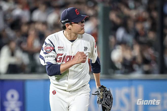 롯데 에이스 박세웅이 24일 사직 한화전에서 6이닝 9탈삼진 3실점 역투로 팀의 5-3 승리를 이끌었다. 박세웅이 한화를 상대로 승리를 거둔 것은 무려 3년 5일 만이다. 박세웅이 24일 경기 도중 이닝을 깔끔하게 마무리한 뒤 주먹을 불끈 쥐고 있다. 사진제공|롯데 자이언츠