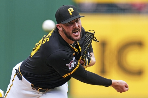 피츠버그 폴 스킨스가 20일 클리블랜드전에서 역투하고 있다. AP연합뉴스