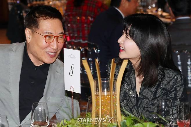 배우 이영애, 정호영 한국레이컴 회장 부부가 24일 오후 서울 강동구 고덕동 스테이지28에서 열린 '제14회 아름다운예술인상'에 참석해 대화를 나누고 있다. '아름다운예술인상'은 2011년 신영균예술문화재단이 창립되던 해 제정돼 매년 연말에 영화, 연극, 공로, 선행, 독립영화 부문에서 활동이 돋보이는 예술인을 선정, 총 1억원(각 2천만원)의 시상금과 상패를 수여하는 축제를 이어왔다.2024.10.24 /사진=김창현 chmt@