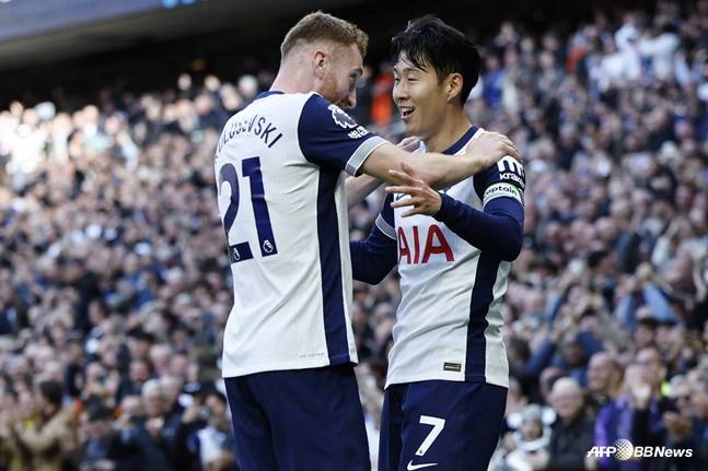 클루셉스키(왼쪽)와 손흥민. /AFPBBNews=뉴스1