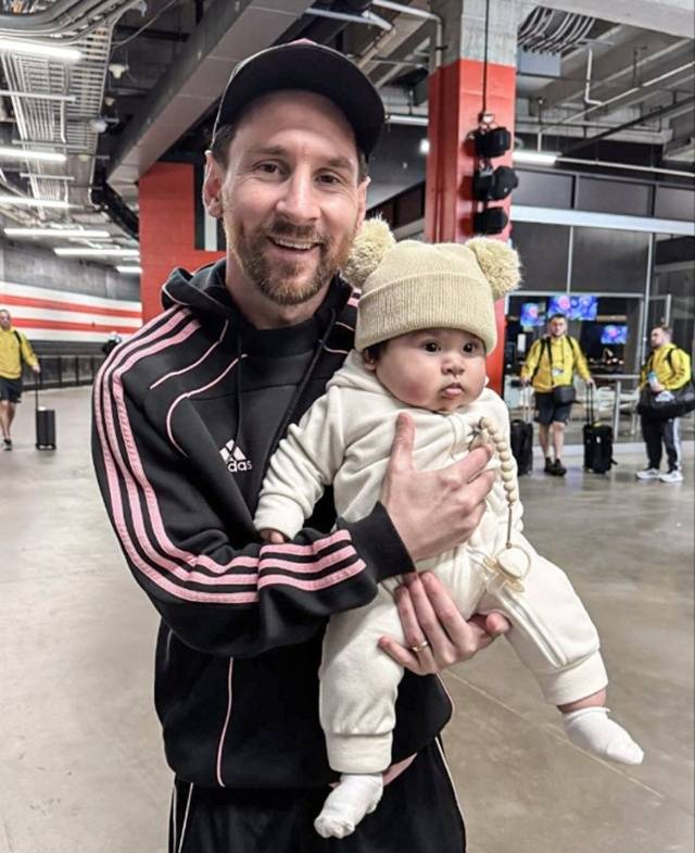 안드레스 에레라의 아기(오른쪽)와 사진을 찍는 리오넬 메시. /사진433 캡처