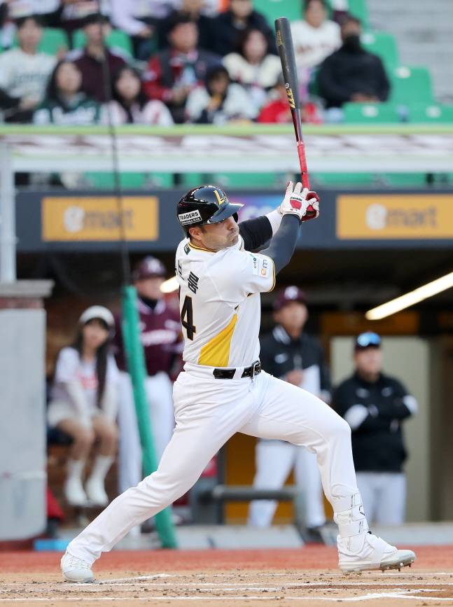 맥브룸이 1회말 선제 적시타를 날리고 있다. /사진=SSG 랜더스 제공