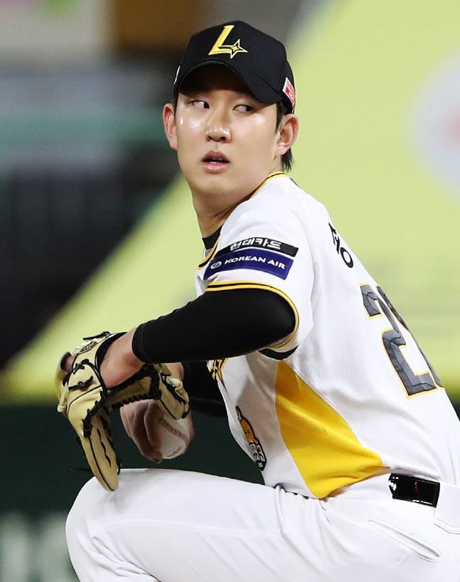 박종훈에 이어 등판한 송영진이 역투를 펼치고 있다. /사진=SSG 랜더스 제공