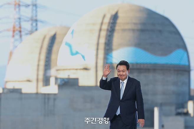 윤석열 전 대통령이 지난해 10월 30일 경북 울진군 한국수력원자력 한울원자력본부에서 열린 신한울 원전 1·2호기 종합준공 및 3·4호기 착공식에서 인사를 하고 있다. 대통령실 제공