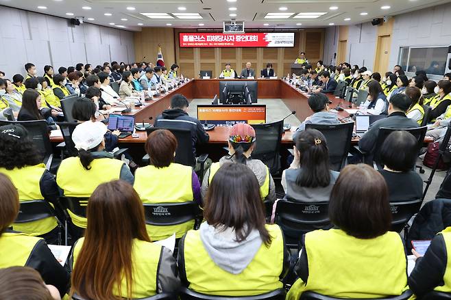 지난 4월 8일 서울 여의도 국회 의원회관에서 열린 ‘홈플러스 피해당사자 증언대회’에서 참석자들이 발언하고 있다. 연합뉴스