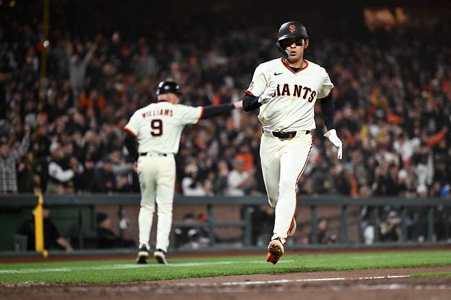 샌프란시스코 외야수 이정후는 25일(한국시간) 오라클파크에서 진행 중인 '2025 메이저리그' 밀워키전에서 3번타자 중견수로 선발 출전했다. 1회초 환상적인 더블 플레이와 1회말 동점 2루타로 공수에서 활력을 불어넣고 있다. 연합뉴스 REUTERS