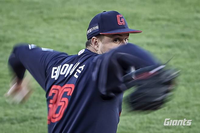 25일 오후 서울 잠실야구장에서 열린 '2025 신한 SOL Bank KBO리그' 롯데 자이언츠와 두산 베어스의 경기, 롯데가 8:2로 승리를 거두고 2연승을 달렸다. 선발 터커 데이비슨은 6이닝 5피안타 3사사구 5탈삼진 2실점으로 시즌 3승째를 올렸다. 롯데 자이언츠