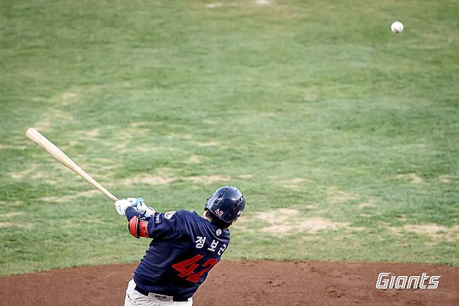 25일 오후 서울 잠실야구장에서 열린 '2025 신한 SOL Bank KBO리그' 롯데 자이언츠와 두산 베어스의 경기, 롯데가 8:2로 승리를 거두고 2연승을 달렸다. 정보근은 9번타자 겸 포수로 선발 출전해 4타수 1안타 1타점을 올렸다. 롯데 자이언츠