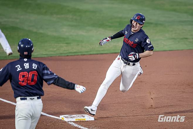 25일 오후 서울 잠실야구장에서 열린 '2025 신한 SOL Bank KBO리그' 롯데 자이언츠와 두산 베어스의 경기, 롯데가 8:2로 승리를 거두고 2연승을 달렸다. 나승엽은 4타수 2안타 1홈런 3타점 1득점을 기록했다. 롯데 자이언츠
