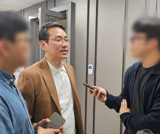 취재진을 만나 답변 중인 조주완 LG전자 CEO (서울=연합뉴스) 강태우 기자 = 조주완 LG전자 CEO가 24일 서울 관악구 서울대학교에서 열린 특별 강연에 앞서 취재진 질문에 답변하고 있다. 2025.4.24 burning@yna.co.kr