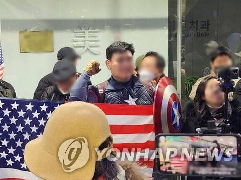 지난 10일 국가인권위원회 건물에 등장한 '캡틴 아메리카' (서울=연합뉴스) 이율립 기자 = 지난 10일 서울 중구 국가인권위원회에서 열린 '2025년 제2차 전윈위원회'를 앞두고 마블 캐릭터 '캡틴 아메리카' 복장을 한 윤석열 대통령 지지자가 시위하고 있다.
'캡틴 아메리카' 복장의 안 모씨는 14일 오후 7시 36분깨 서울 중구 명동 중국대사관에 난입을 시도하다가 경찰에 건조물 침입 미수 혐의로 현행범 체포됐다. 2025.2.15 2yulrip@yna.co.kr