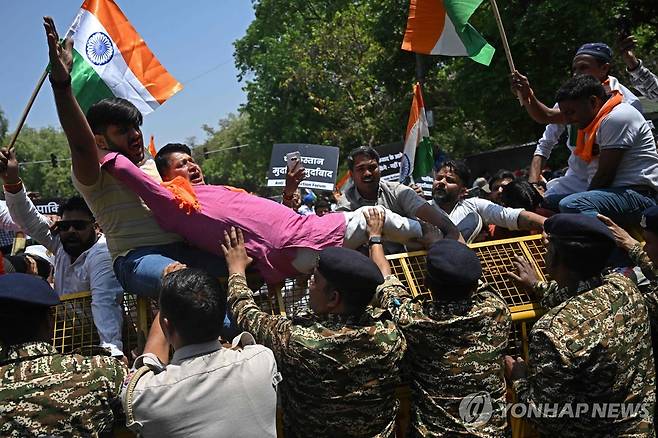 총기 테러 규탄 시위 (뉴델리 AFP=연합뉴스) 24일 인도 뉴델리 내 주인도 파키스탄 대사관 앞에서 카슈미르 총기 테러에 항의하는 시위자들과 대사관을 지키는 경비대원들이 충돌하고 있다. 2025.4.25. photo@yna.co.kr