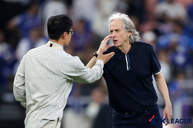 경기가 끝난 뒤 이정효 광주FC 감독과 조르제 제주스 알힐랄 감독이 신경전을 벌이고 있다. 사진=프로축구연맹